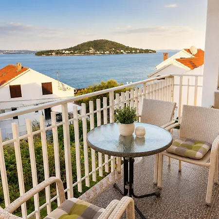 Beachfront Summer Oasis *
