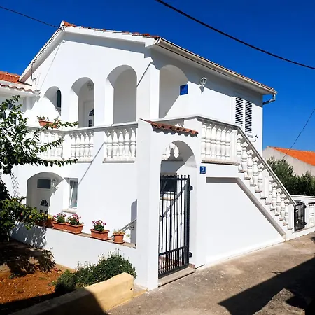 Beachfront Summer Oasis Preko