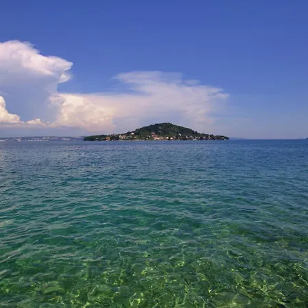 Beachfront Summer Oasis Преко