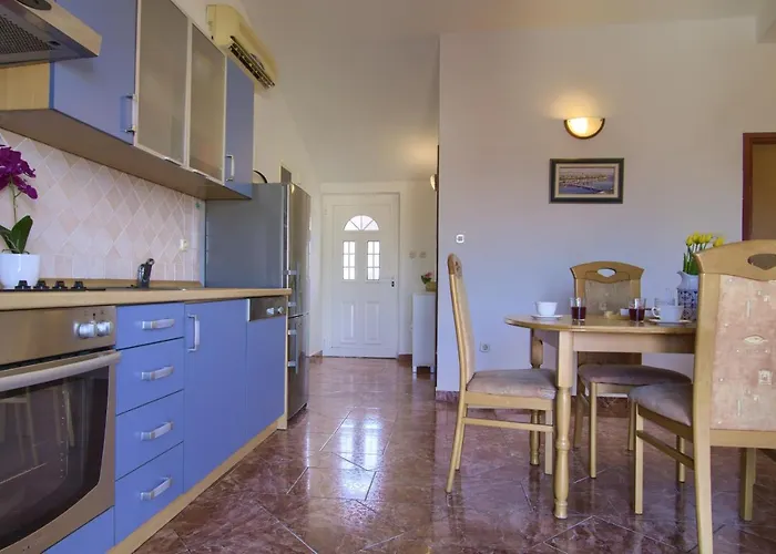 Beachfront Summer Oasis Преко