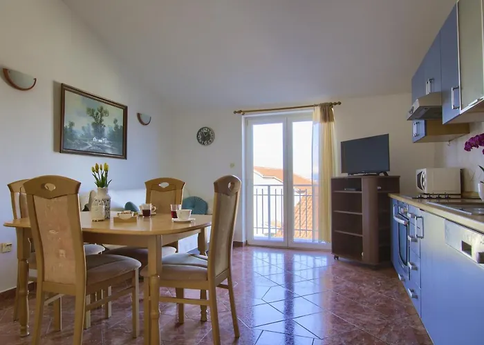 Beachfront Summer Oasis Преко