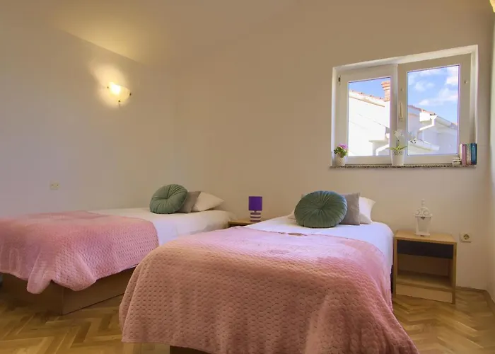 Beachfront Summer Oasis Преко