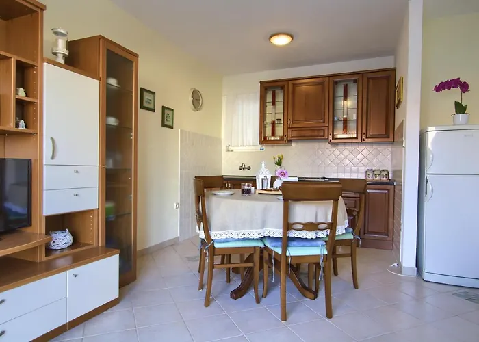 Beachfront Summer Oasis Преко