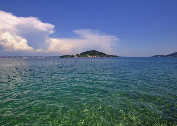 Beachfront Summer Oasis Преко